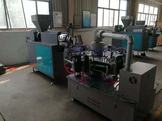 LDPE Şişe Şişirme Makinesi 30kg/H Hava Tüketimi 0.4m3/Dk